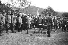 1917-maggio-Il-generale-Cascino-premia-sul-campo-i-valorosi-della-Brg.-Avellino-2