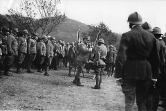 1917-maggio-Il-generale-Il-Gen.-Cascino-decora-un-valoroso-della-Brigata-Avellino